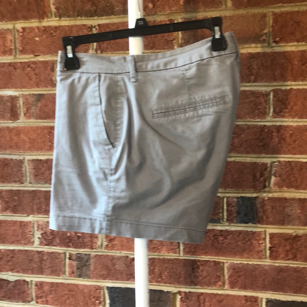 Old Navy 5” Chino Shorts Gray Size 8